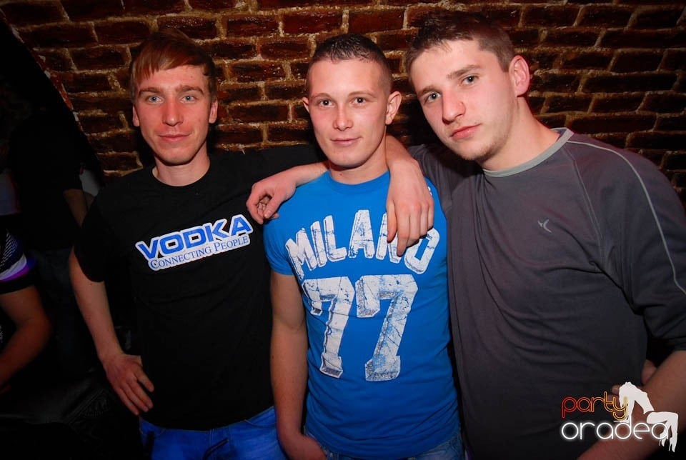 Sâmbătă seara în Club Escape, 