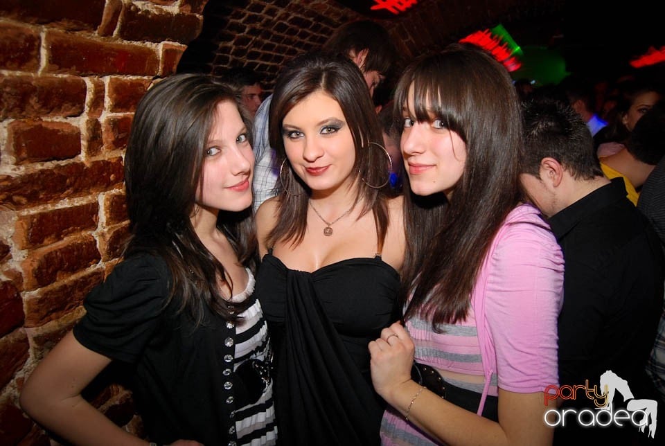 Sâmbătă seara în Club Escape, 