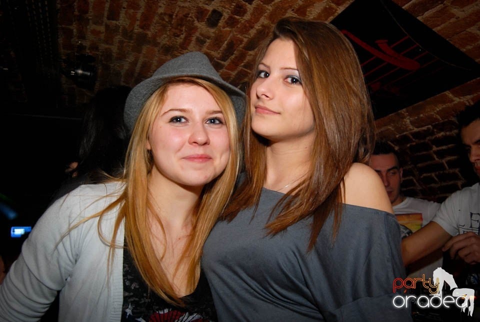 Sâmbătă seara în Club Escape, 