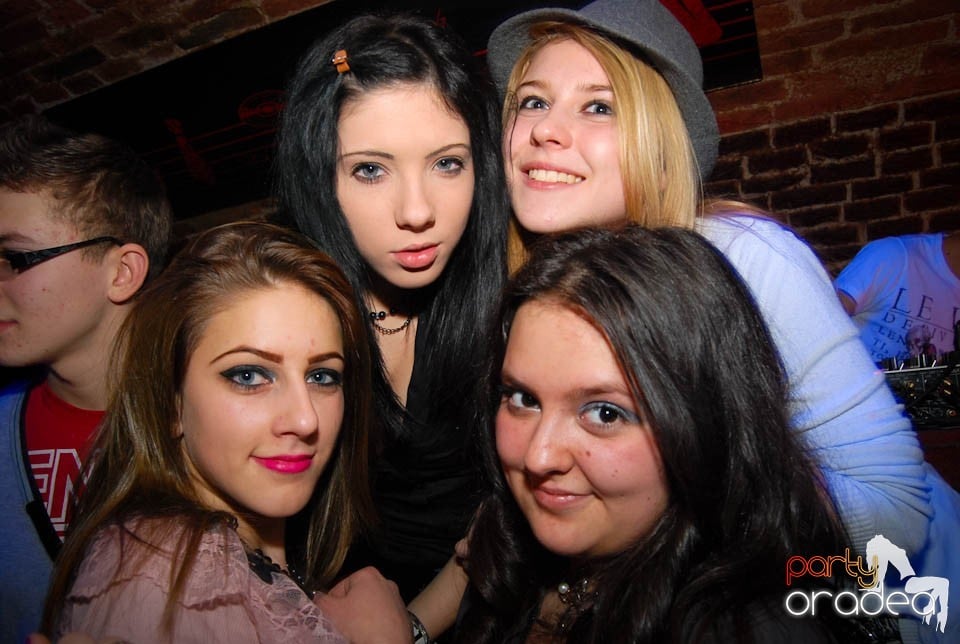 Sâmbătă seara în Club Escape, 