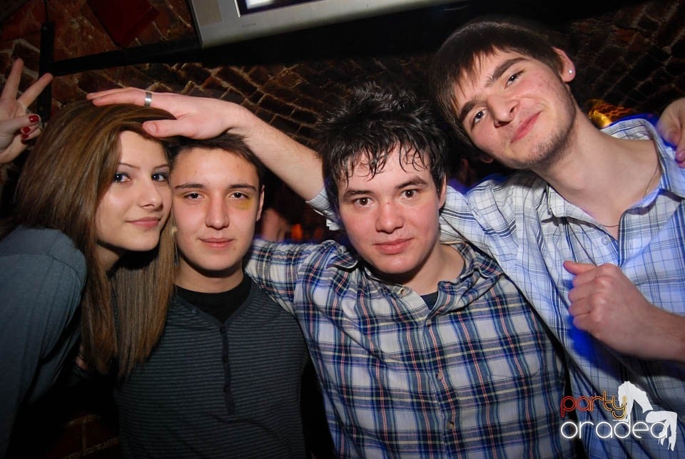 Sâmbătă seara în Club Escape, 