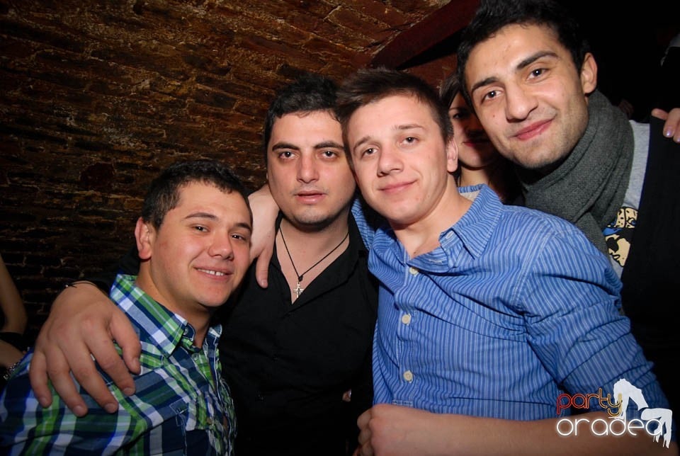 Sâmbătă seara în Club Escape, 