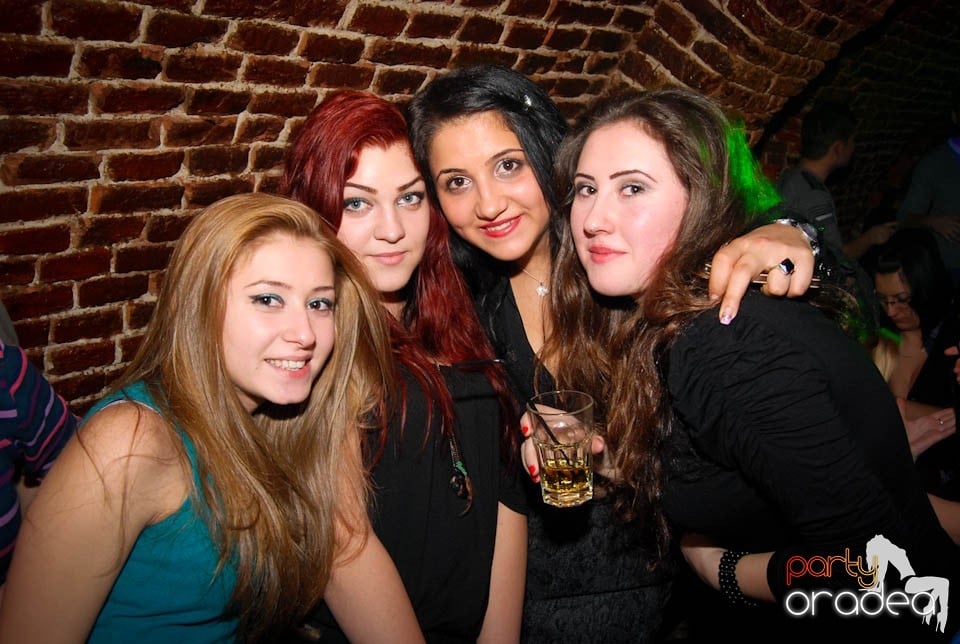 Sâmbătă seara în Club Escape, 