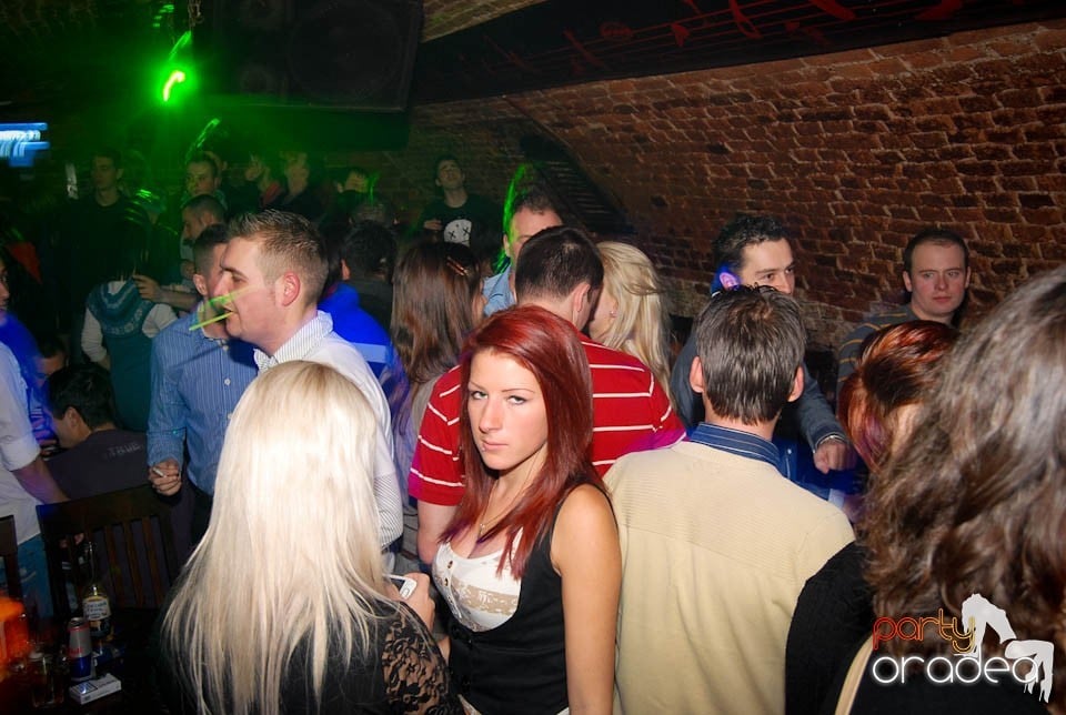 Sâmbătă seara în Club Escape, 