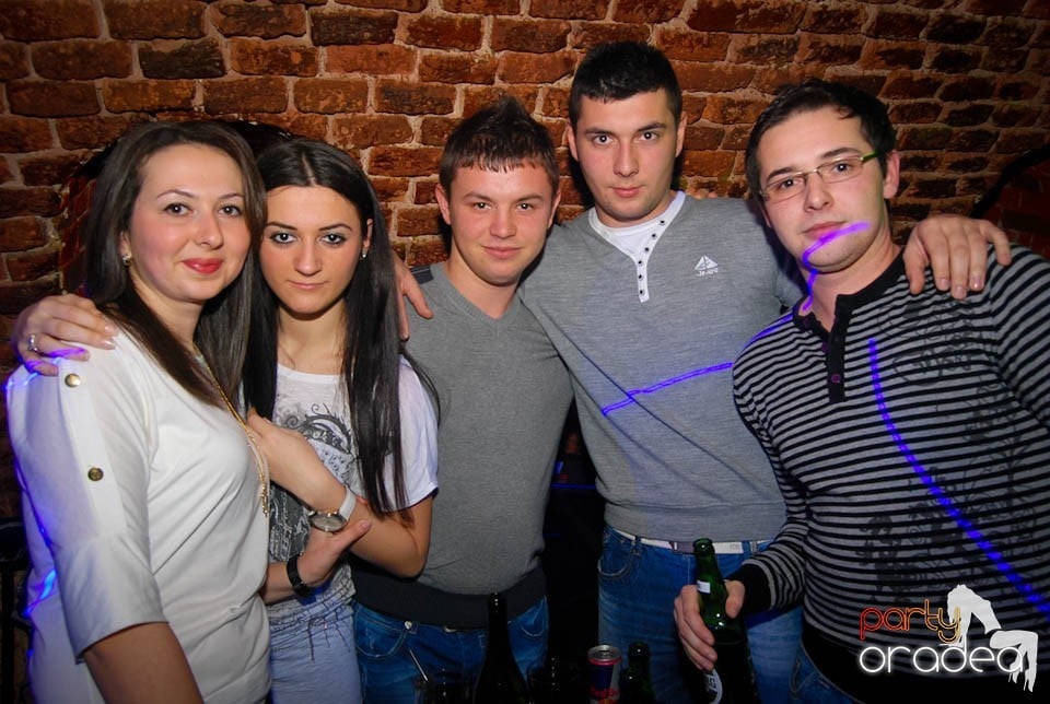 Sâmbătă seara în Club Escape, 