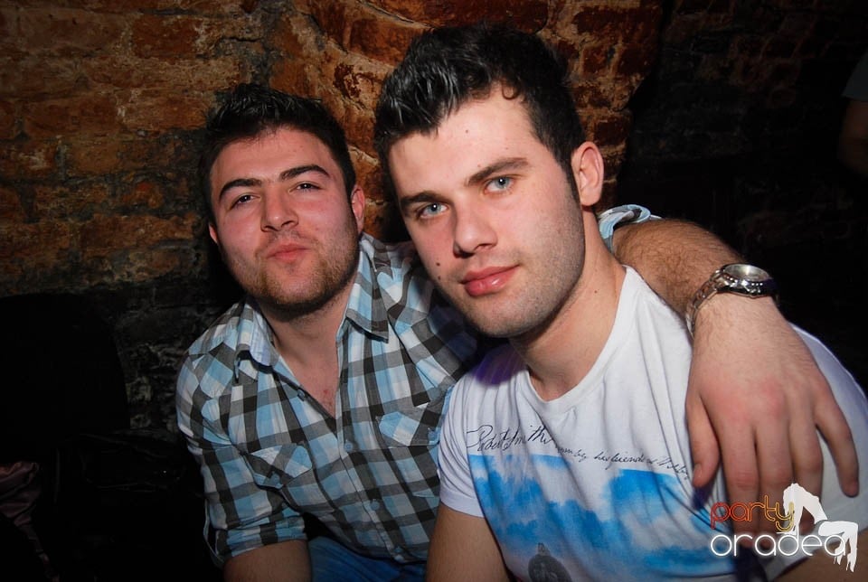 Sâmbătă seara în Club Escape, 