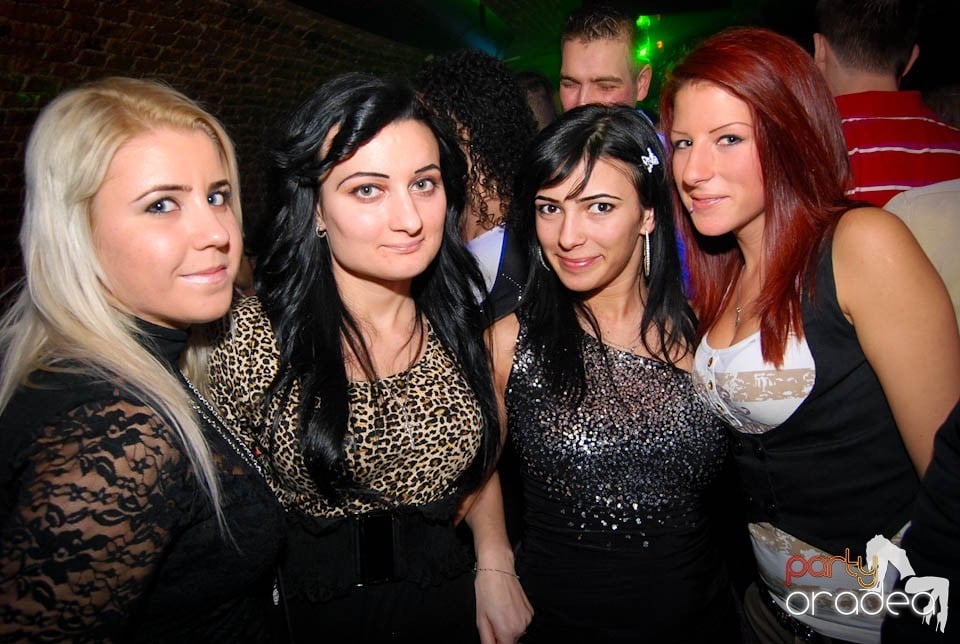 Sâmbătă seara în Club Escape, 