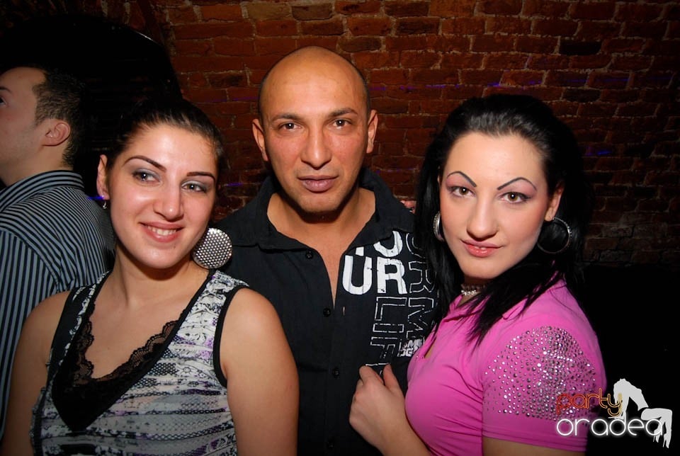 Sâmbătă seara în Club Escape, 