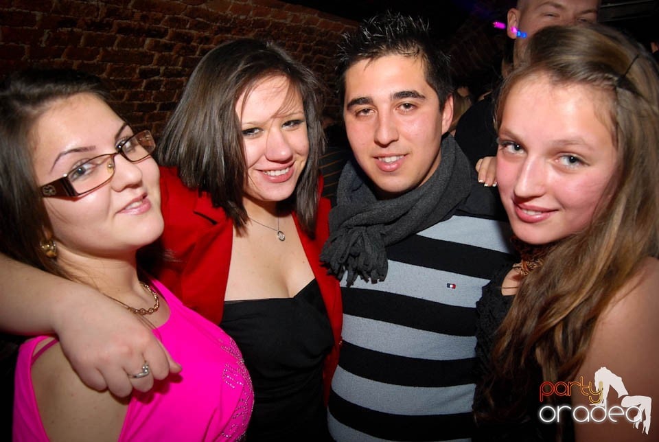 Sâmbătă seara în Club Escape, 