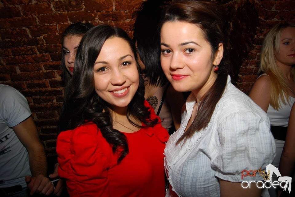 Sâmbătă seara în Club Escape, 