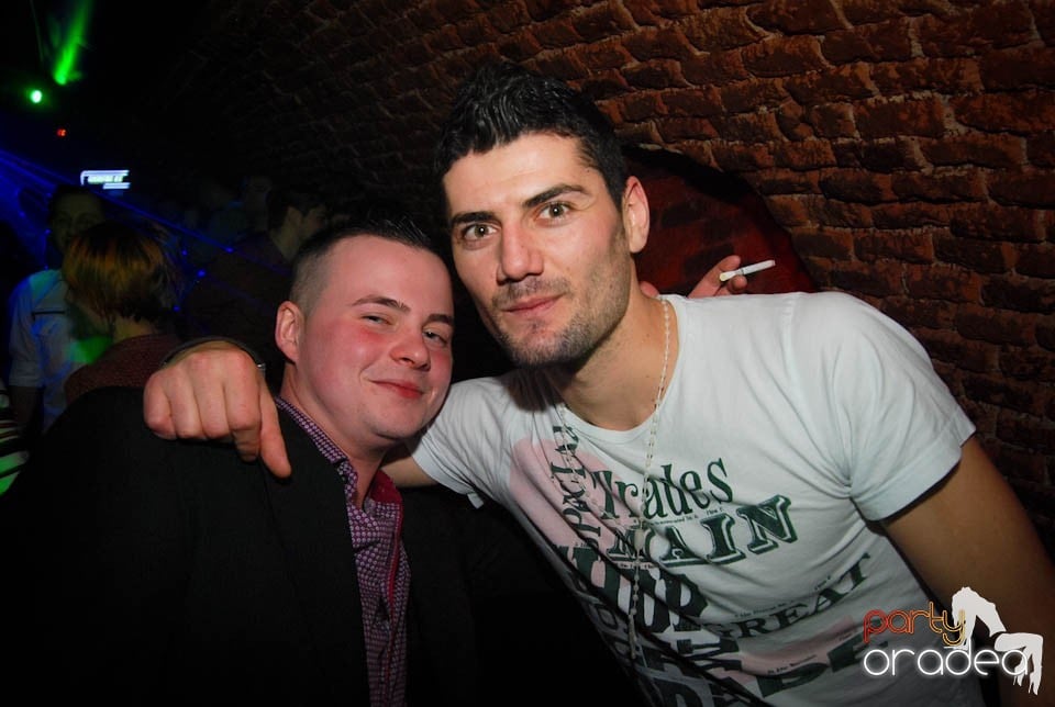 Sâmbătă seara în Club Escape, 