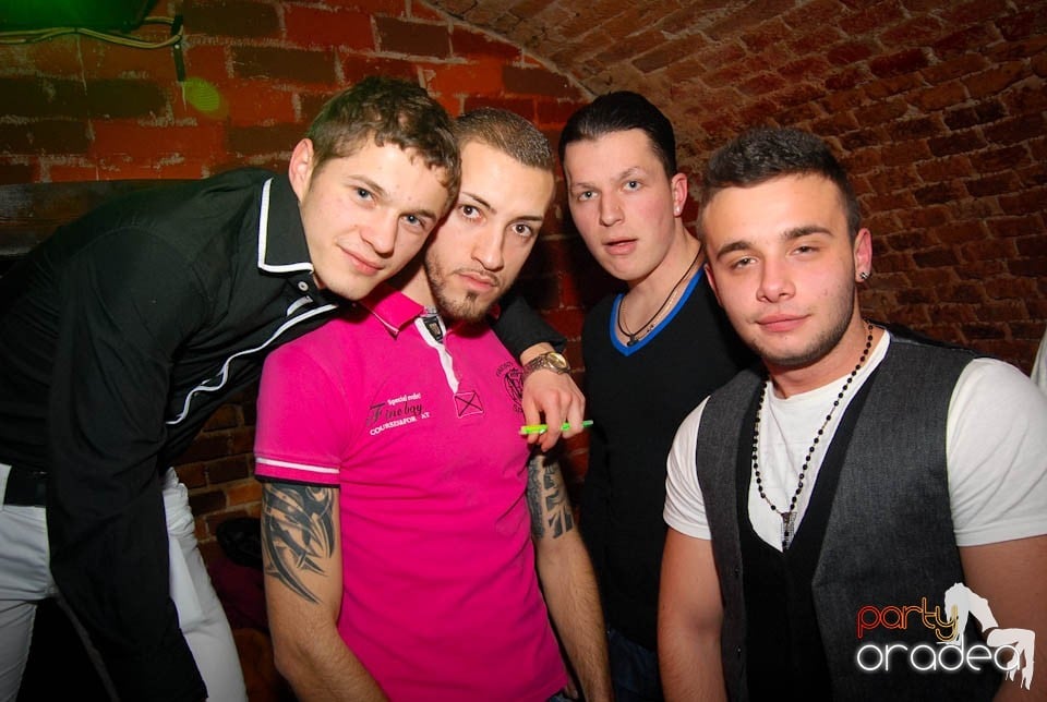 Sâmbătă seara în Club Escape, 