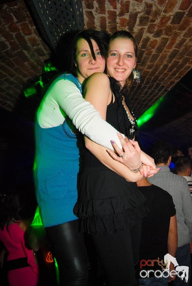 Sâmbătă seara în Club Escape, 