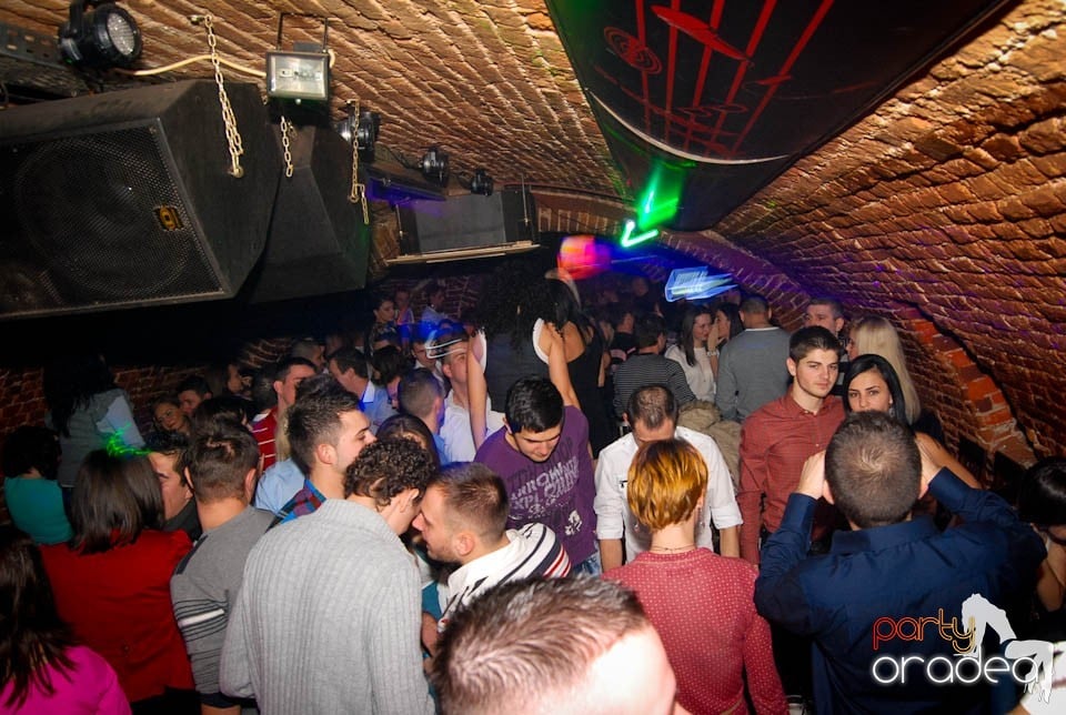 Sâmbătă seara în Club Escape, 