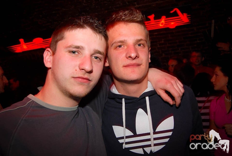 Sâmbătă seara în Club Escape, 