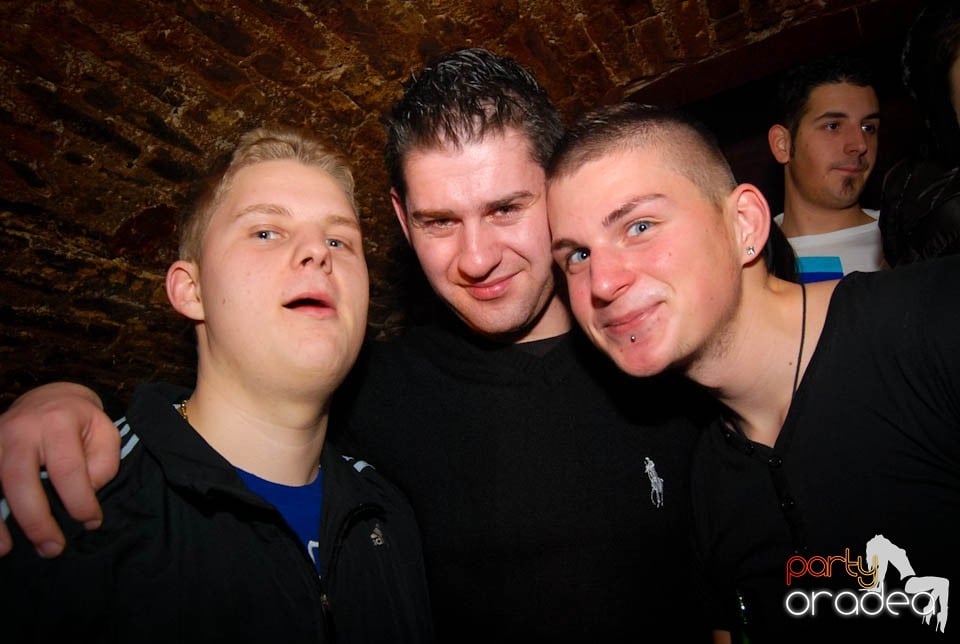 Sâmbătă seara în Club Escape, 