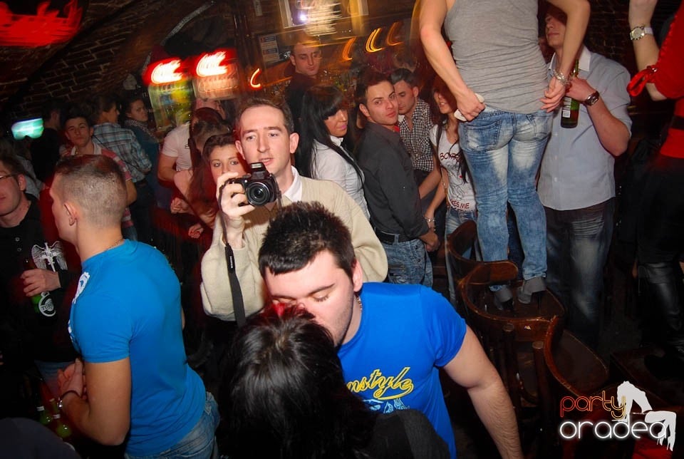 Sâmbătă seara în Club Escape, 