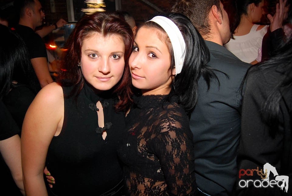 Sâmbătă seara în Club Escape, 