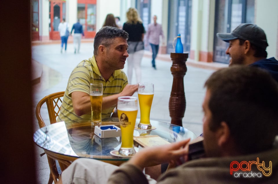 Sâmbătă seara la Columbus Cafe, Columbus Cafe