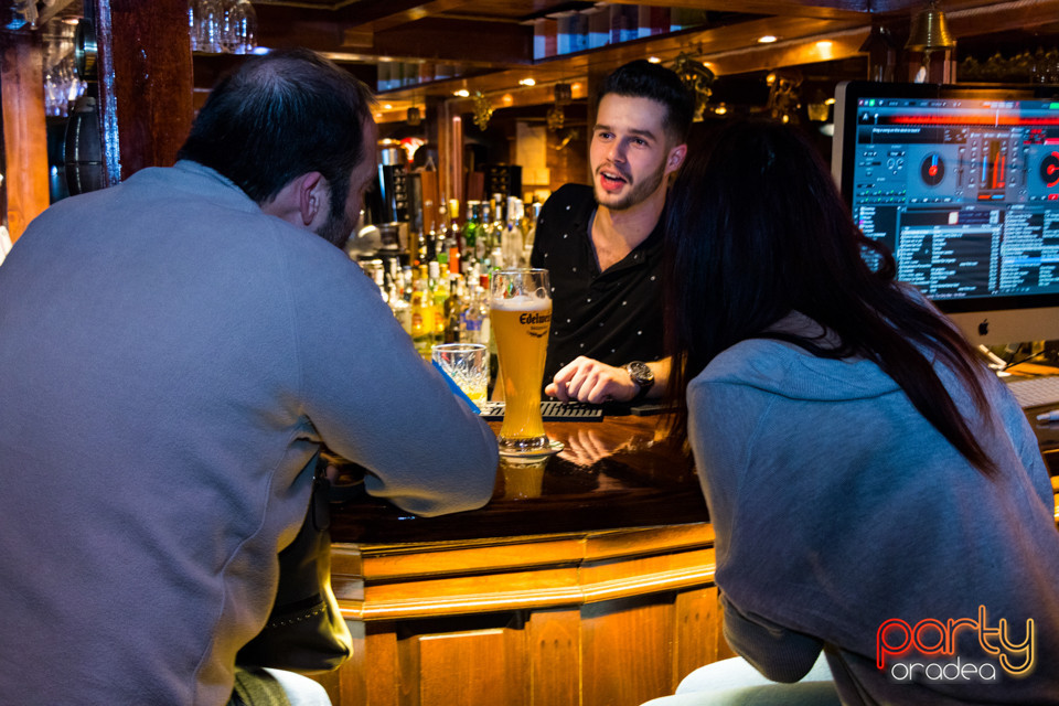 Sâmbătă seara la Columbus, Columbus Cafe