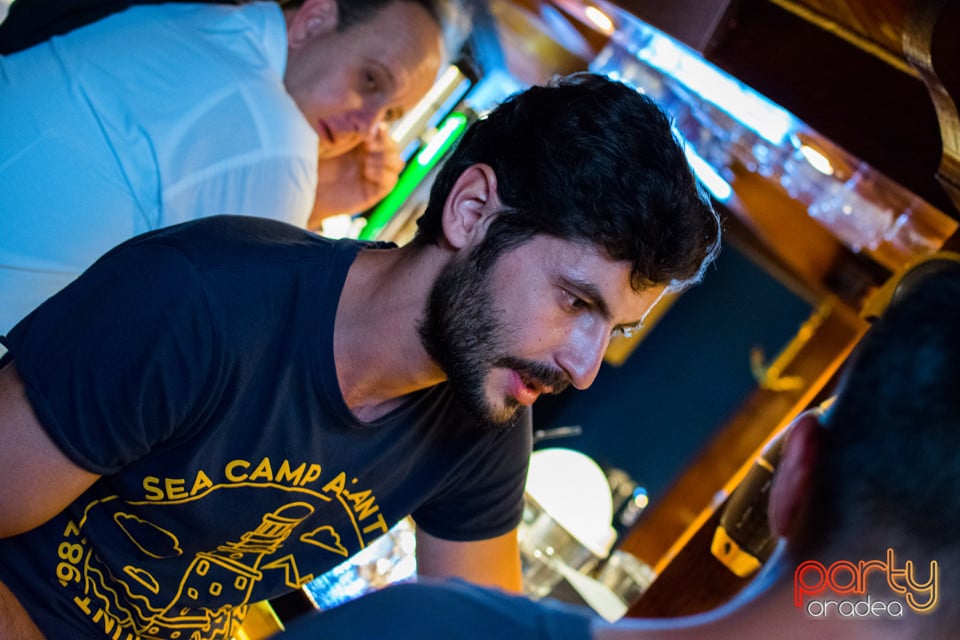 Sâmbătă seara la Columbus, Columbus Cafe