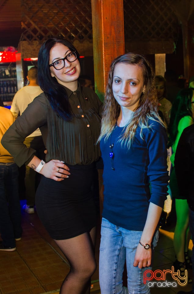 Sâmbătă seara la Disco FAHÁZ, 