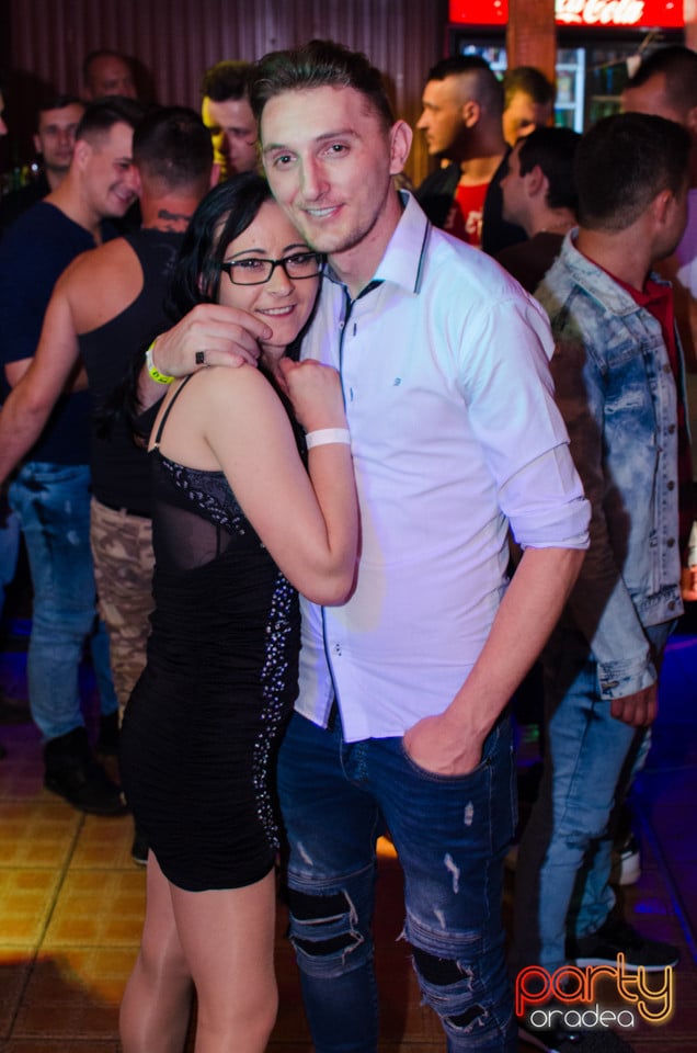 Sâmbătă seara la Disco FAHÁZ, 