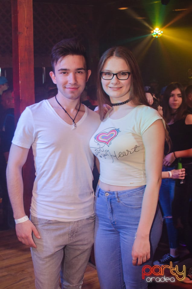 Sâmbătă seara la Disco FAHÁZ, 