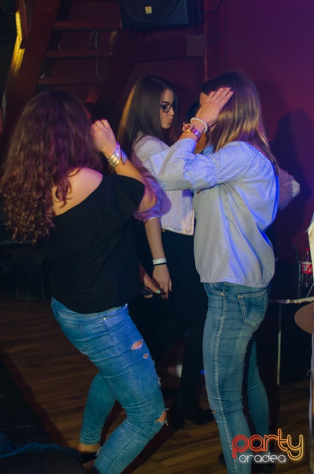 Sâmbătă seara la Disco FAHÁZ, 