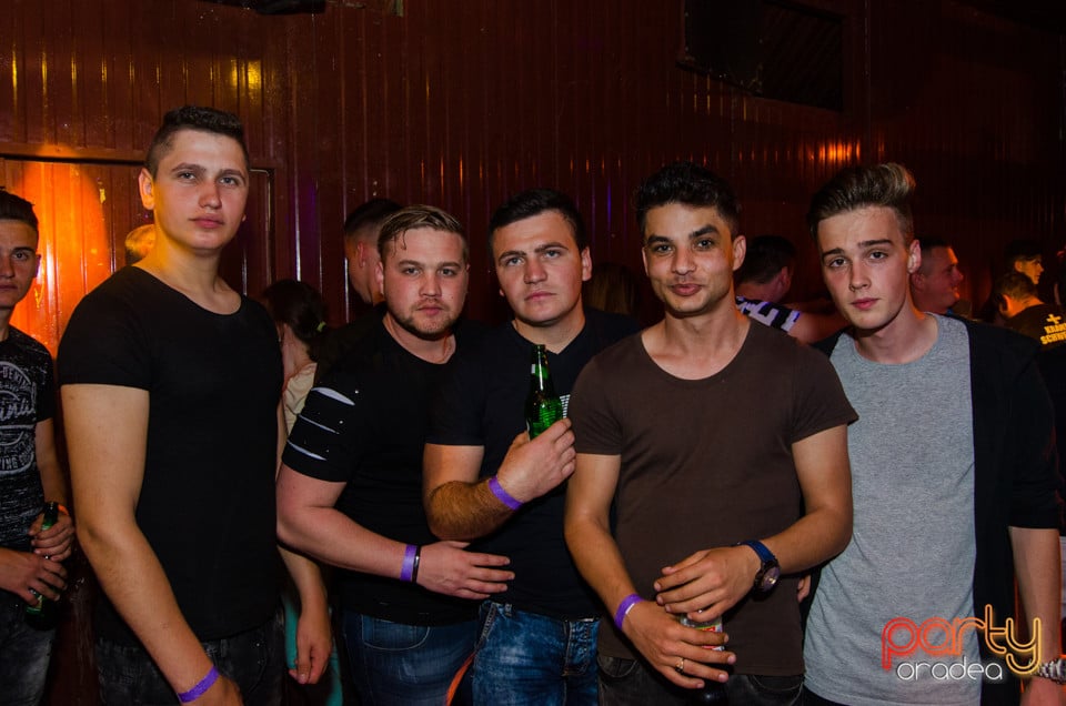 Sâmbătă seara la Disco FAHÁZ, 