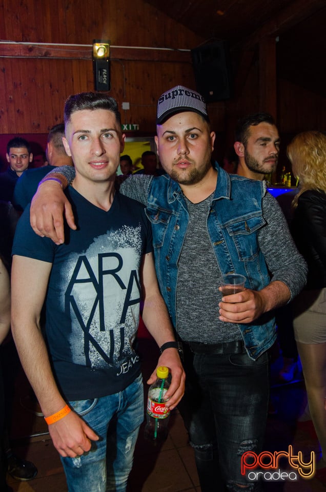 Sâmbătă seara la Disco FAHÁZ, 