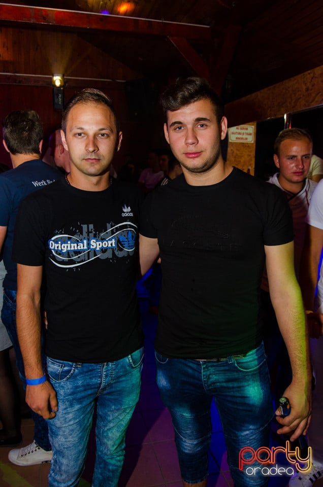 Sâmbătă seara la Disco FAHÁZ, 