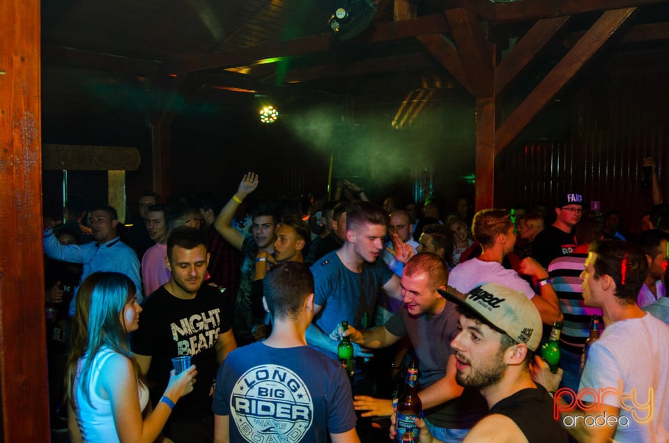 Sâmbătă seara la Disco FAHÁZ, 