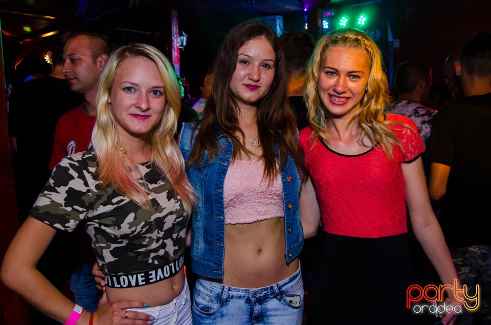 Sâmbătă seara la Disco FAHÁZ, 