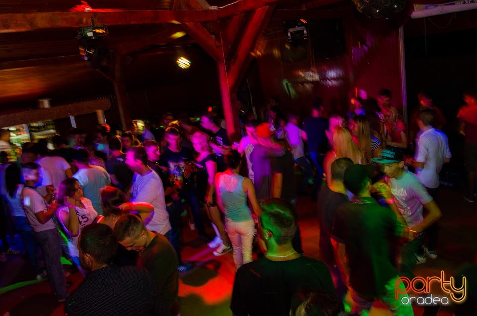 Sâmbătă seara la Disco FAHÁZ, 