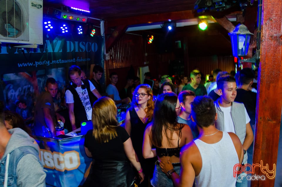 Sâmbătă seara la Disco FAHÁZ, 