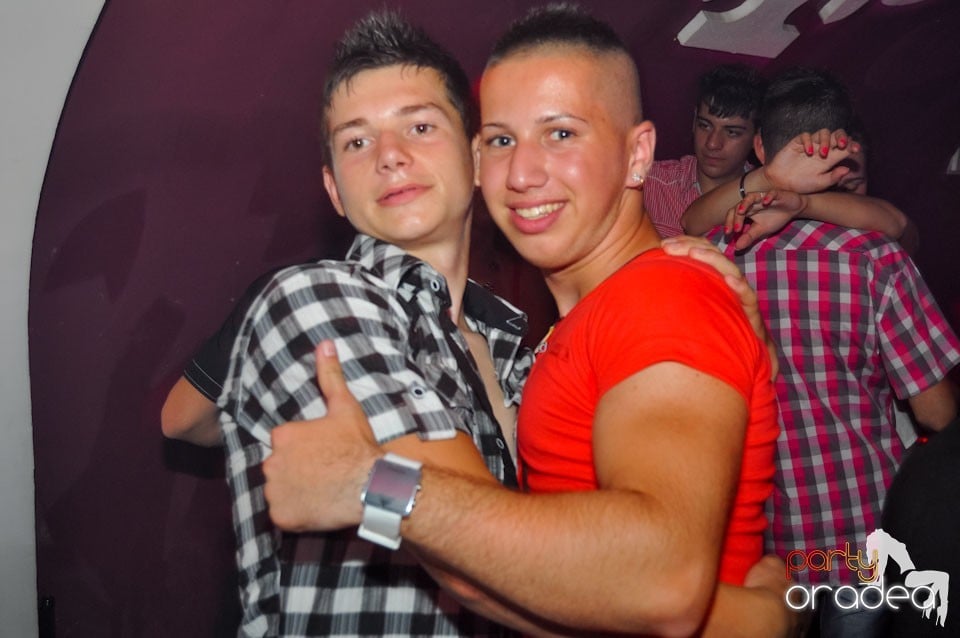 Sâmbătă seara petrecem în Atti's, 