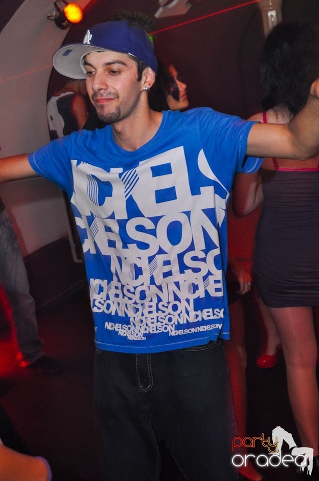 Sâmbătă seara petrecem în Atti's, 