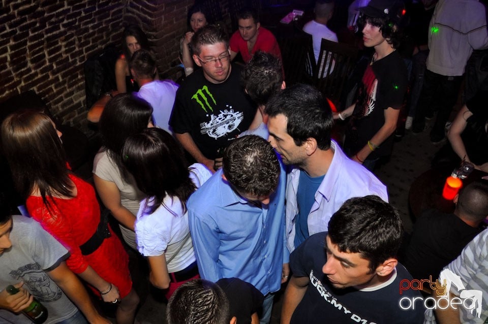 Sâmbătă seara petrecem în Escape, 