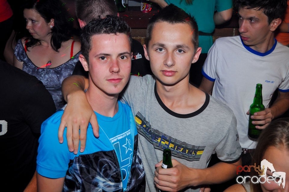 Sâmbătă seara petrecem în Escape, 