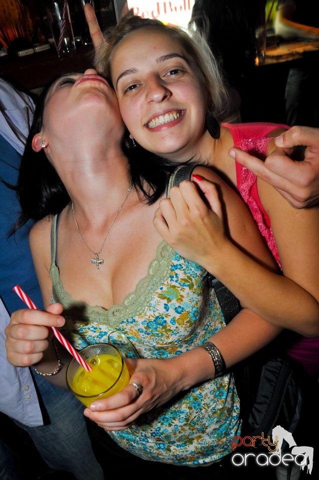 Sâmbătă seara petrecem în Escape, 