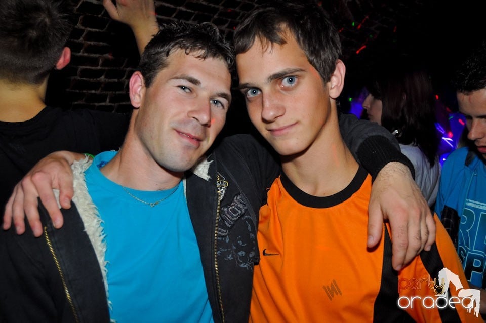 Sâmbătă seara petrecem în Escape, 