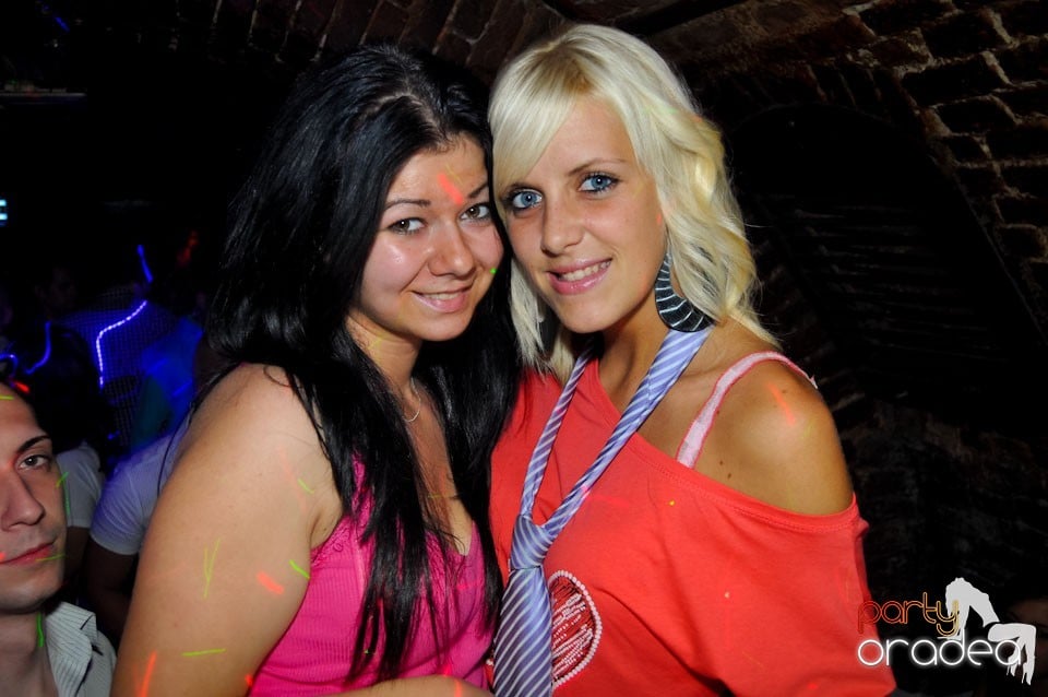 Sâmbătă seara petrecem în Escape, 