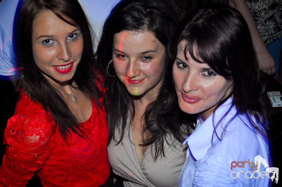 Sâmbătă seara petrecem în Escape, 