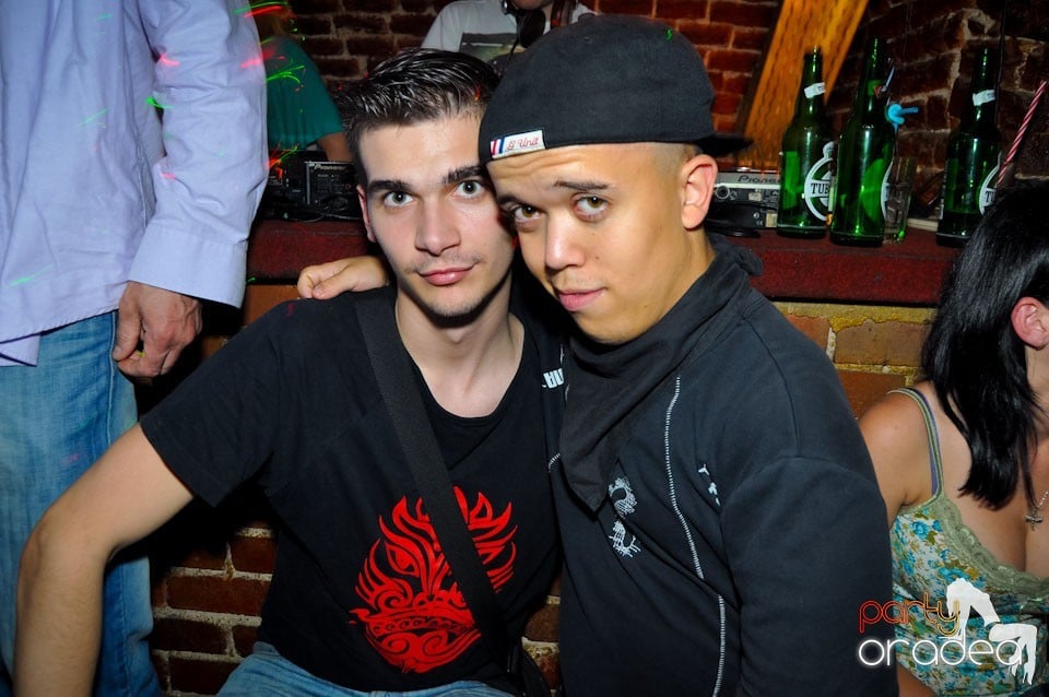 Sâmbătă seara petrecem în Escape, 