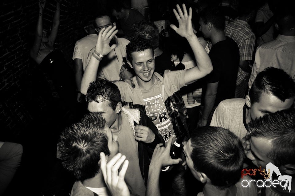 Sâmbătă seara petrecem în Escape, 