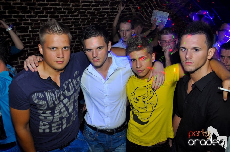 Sâmbătă seara petrecem în Escape, 