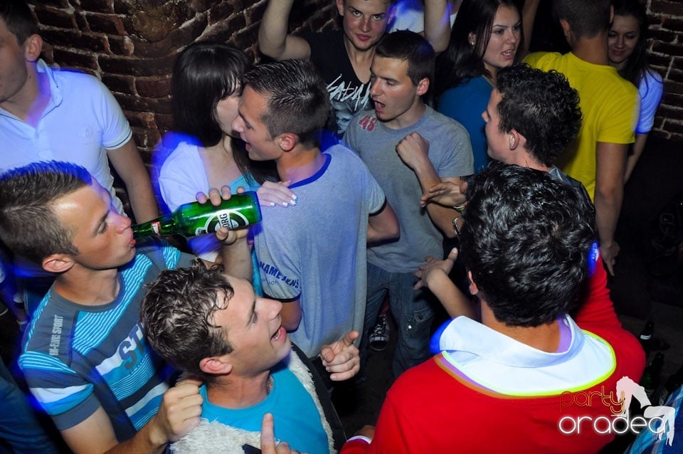 Sâmbătă seara petrecem în Escape, 