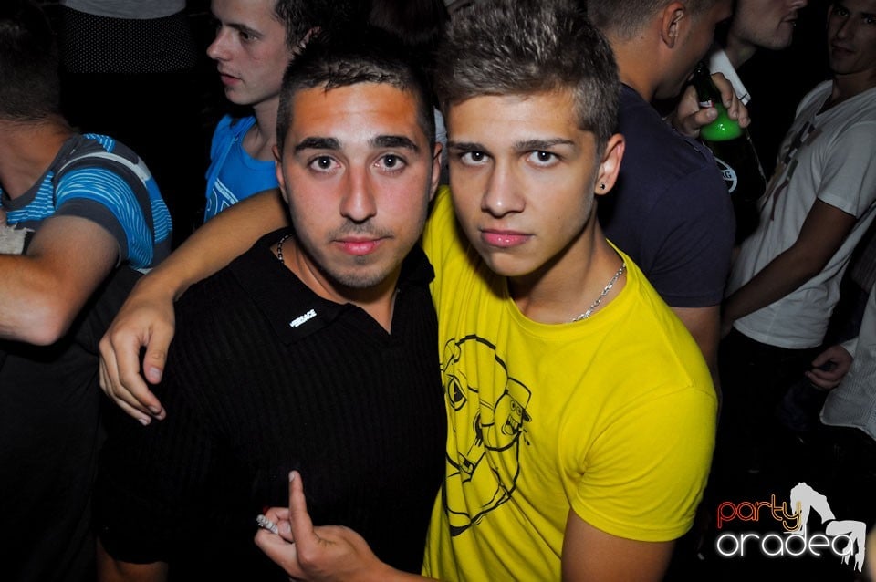 Sâmbătă seara petrecem în Escape, 