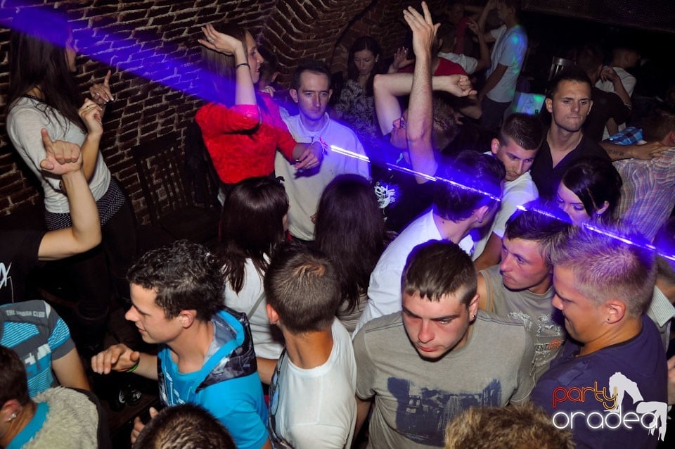 Sâmbătă seara petrecem în Escape, 